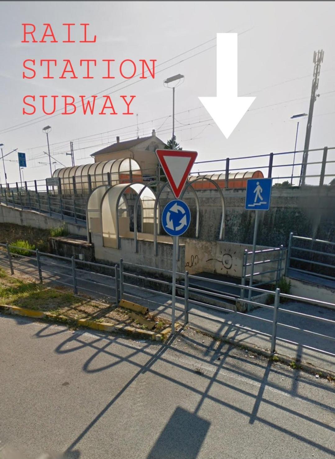 Al Castello - Aeroporto Delle Marche - Ancona Daire Falconara Marittima Dış mekan fotoğraf